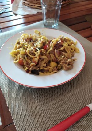 Una foto de Pasta teriyaki con carne picada