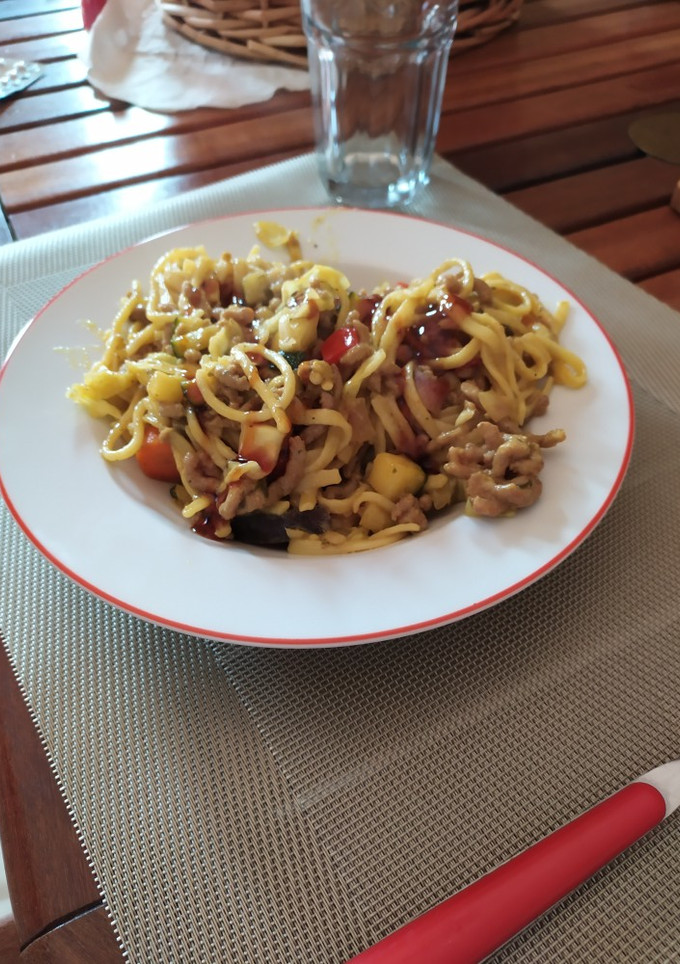 Una foto de Pasta teriyaki con carne picada