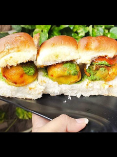 वड़ा पाव (vada pav recipe in Hindi) रेसिपी मुख्य फोटो