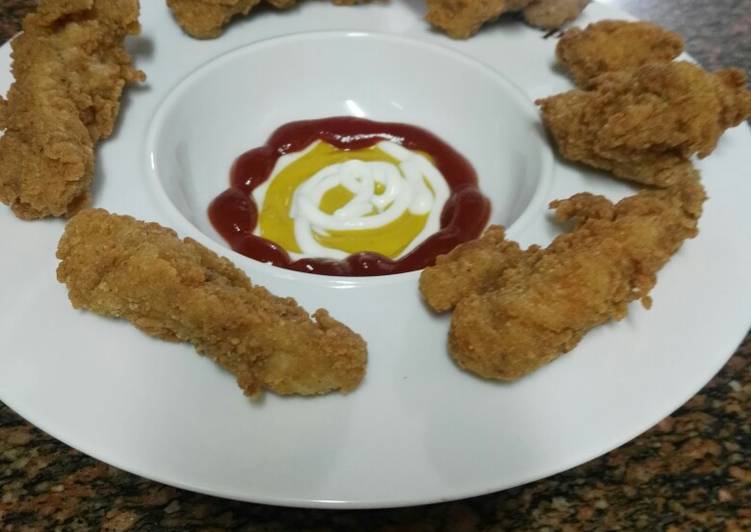 الفراخ المقرمشة 🐔 (ستربس) مع حلقات البصل