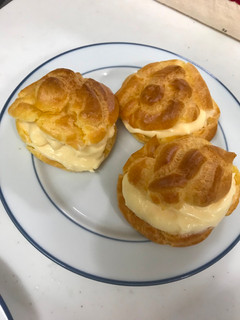 A picture of Cream puff.