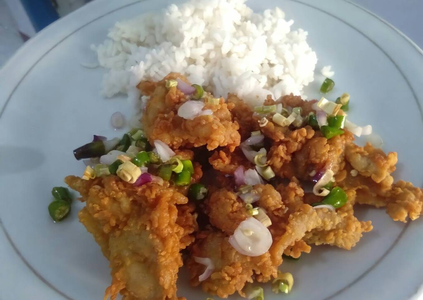 Ayam krispi dengan sambal hijau