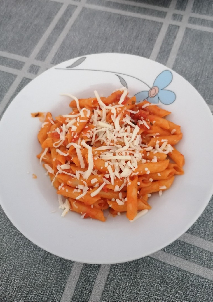 Una foto de Macarrones con tomate
