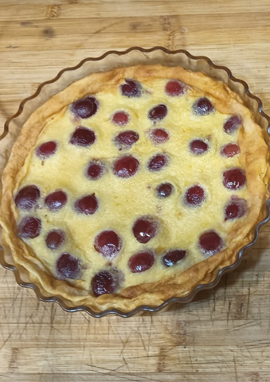 Una foto de Pastel de cerezas francés - clafoutis francés -