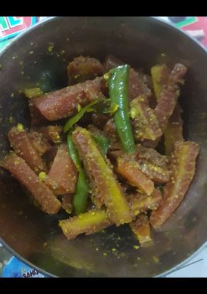 A picture of Gajar aur hari mirch ka Achar.