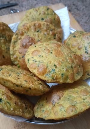 A picture of Crispy Methi Masala Puri.
