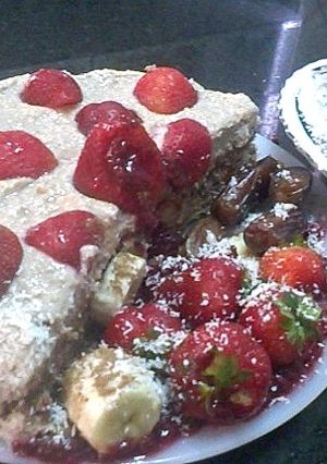 Una foto de Torta fría de frutillas de año nuevo con crema de coco y banana