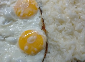 Una foto de Arroz con manteca y huevo frito