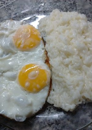 Una foto de Arroz con manteca y huevo frito