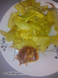 A picture of Fried yam and source.