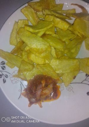 A picture of Fried yam and source.