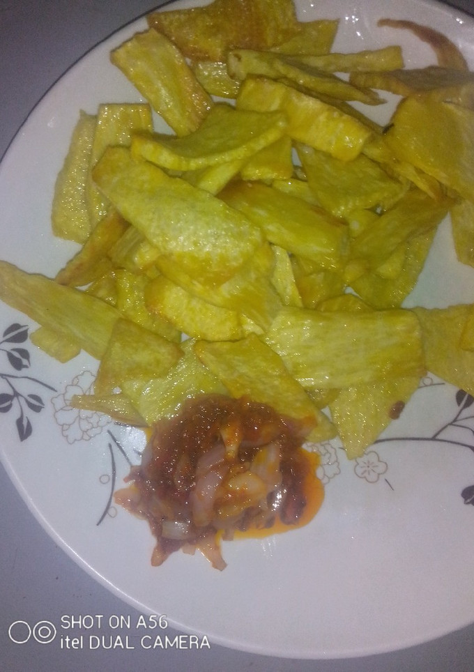 A picture of Fried yam and source.