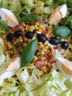 Una foto de Ensalada variada con vinagreta de aceitunas negras