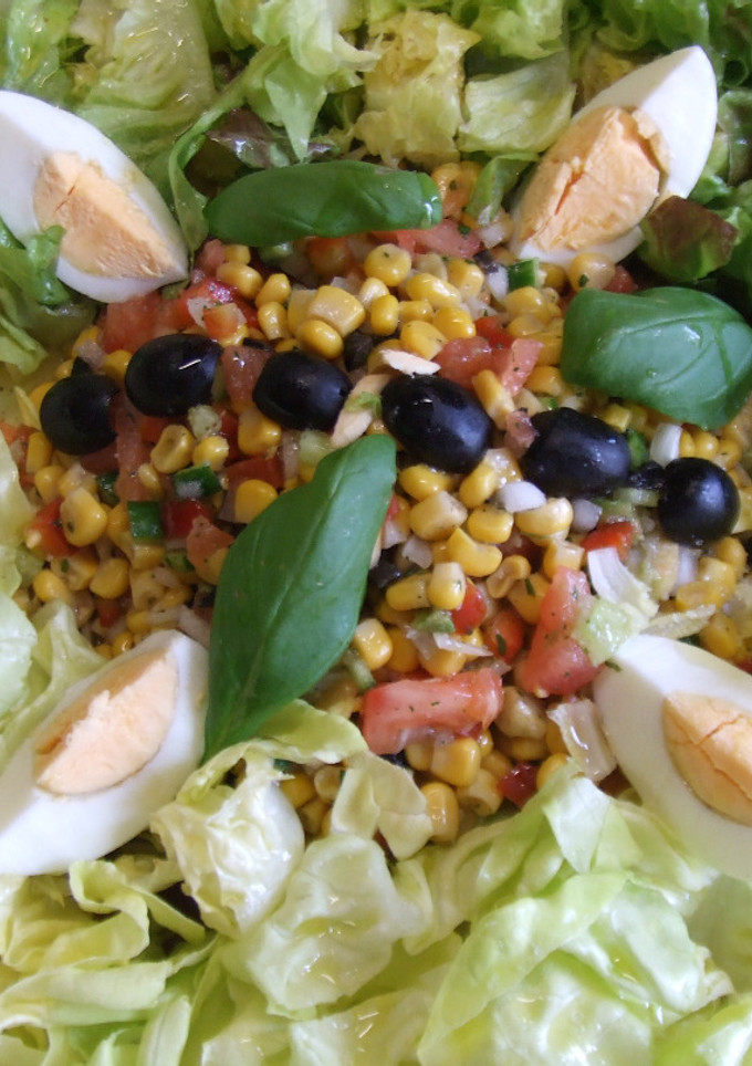 Una foto de Ensalada variada con vinagreta de aceitunas negras