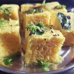 A picture of Khaman dokhla.
