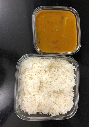 A picture of Sindhi curry and Rice.
