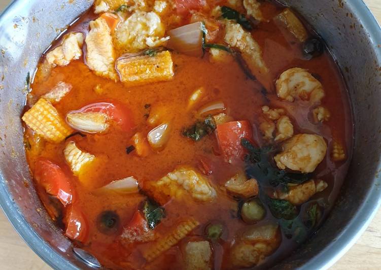 How to Prepare Homemade Red curry with Chicken and vegetables