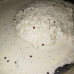 A picture of Idly dip with Coconut chutney.