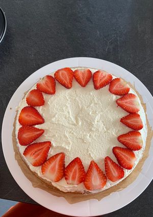 Hình của món Mandeln Kuchen (bánh gatô hạnh nhân)Trang trí hạt, trái cây tuỳ thích. Mình thích trang trí dâu.