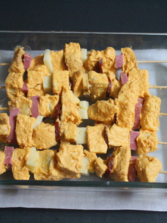 Una foto de Pinchos de embutido y pan con tomate