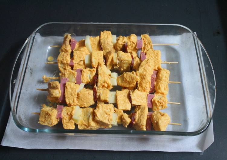 Pinchos de embutido y pan con tomate