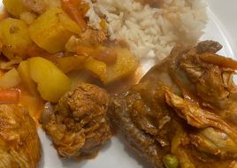 Estufado de frango com batata e arroz branco