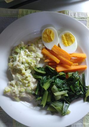 Una foto de Supremas de pollo con salsa de puerros y verduras