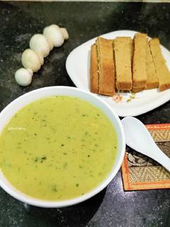 A picture of Mushrooms Coriander Creamy Soup.