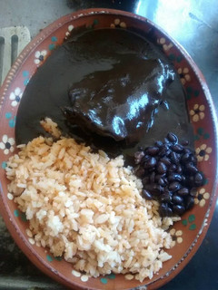 Una foto de Pollo con mole oaxaqueño