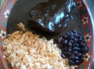 Una foto de Pollo con mole oaxaqueño