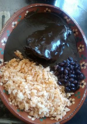 Una foto de Pollo con mole oaxaqueño