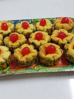 Una foto de Flores de queso con cerezas en almíbar