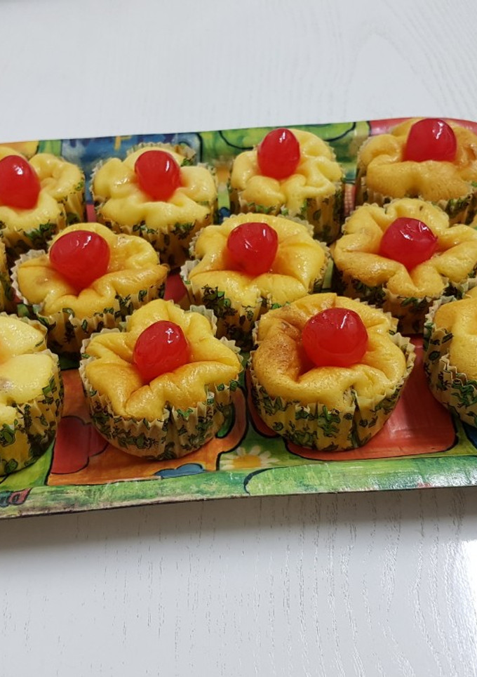 Una foto de Flores de queso con cerezas en almíbar