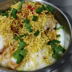 A picture of Dahi bhalla.