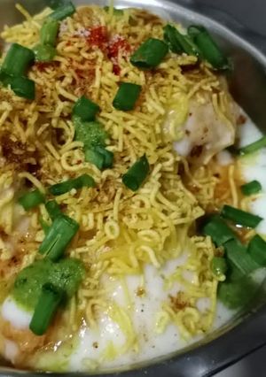 A picture of Dahi bhalla.