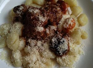 Una foto de Ñoquis de papa con albóndigas de posta molida en salsa de tomates