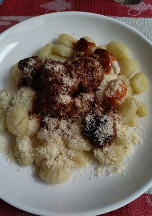 Una foto de Ñoquis de papa con albóndigas de posta molida en salsa de tomates