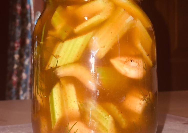 Quick pickled celery (spicy)