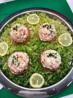 Una foto de Ensalada de camarones con papa