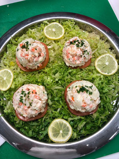 Una foto de Ensalada de camarones con papa