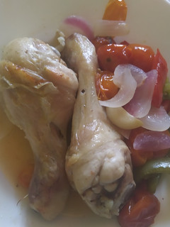 Una foto de Pollo rápido con verduras al horno
