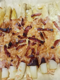 Una foto de Espárragos con York y bacon