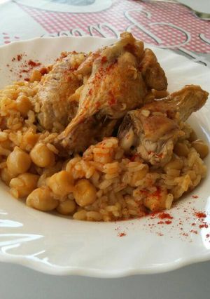 Una foto de Arroz de pollo con garbanzos