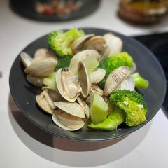 🥦 Clams and broccoli with garlic A picture of 🥦 Clams and broccoli with garlic.