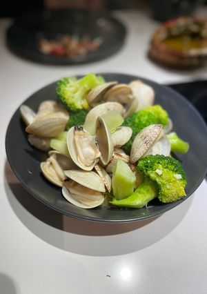A picture of 🥦 Clams and broccoli with garlic.