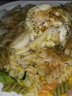 Una foto de Ensalada de pasta con atún y huevo al vapor