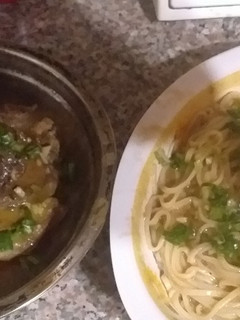 Una foto de Osobuco y tallarines al disco con salsa de mostaza y miel