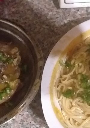 Una foto de Osobuco y tallarines al disco con salsa de mostaza y miel