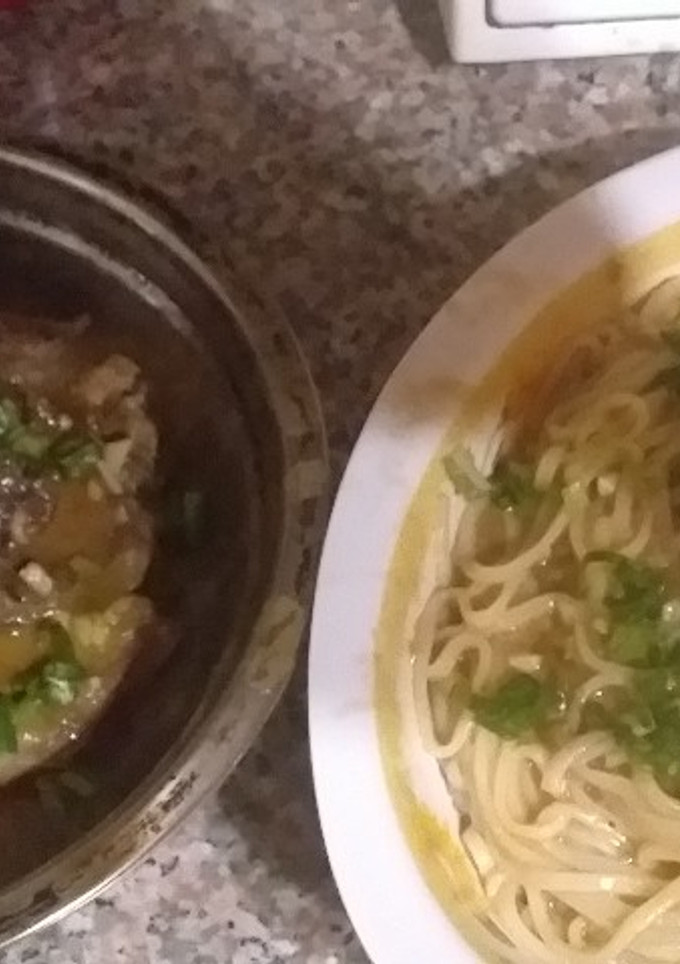 Una foto de Osobuco y tallarines al disco con salsa de mostaza y miel
