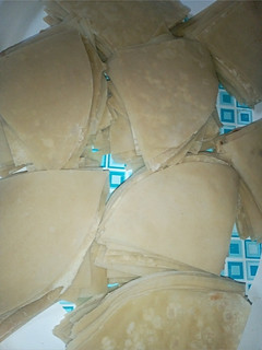 A picture of Samosa/spring rolls wraps.